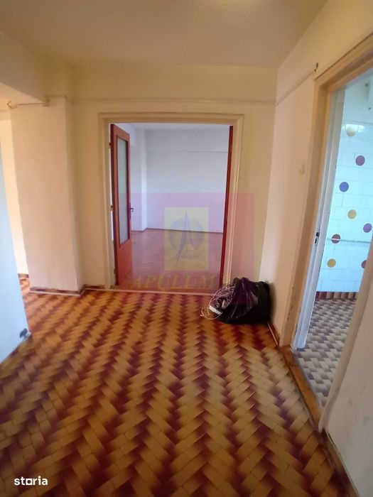 Vanzare apartament de 4 camere la Casa Poporului-stradal