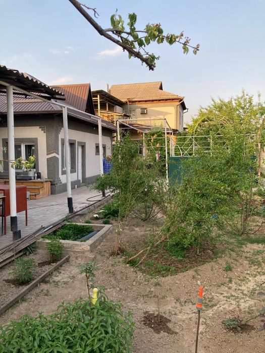 Дом на земле,двухэтажный большой. uy sotiladi.Уй сотилади