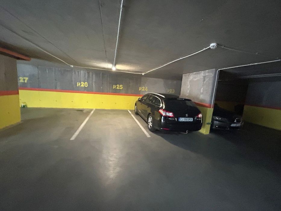 Vand apartament cu 3 camere plus loc de parcare complet mobilat si utilat.