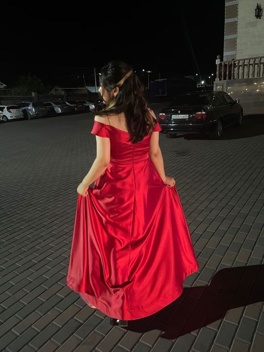 Красное атлас  платье 55000тг