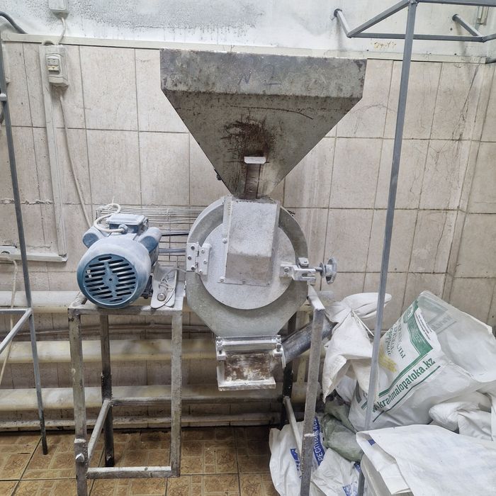 Апарат дробилка, мельница, измельчитель  220влт