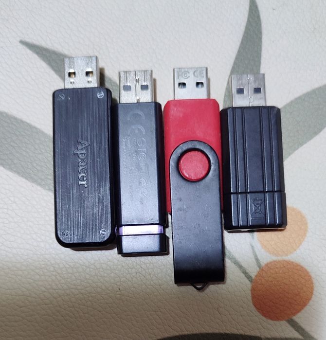 4 броя флаш памет по 4 гб ,  12 евро за всички