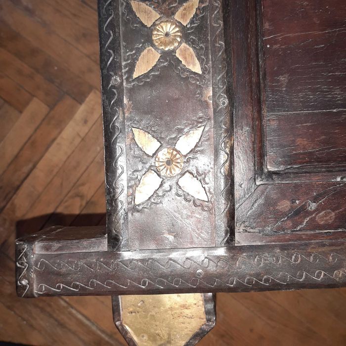 Masa joasa lemn lucrata manual cu inscrustatii metalice
