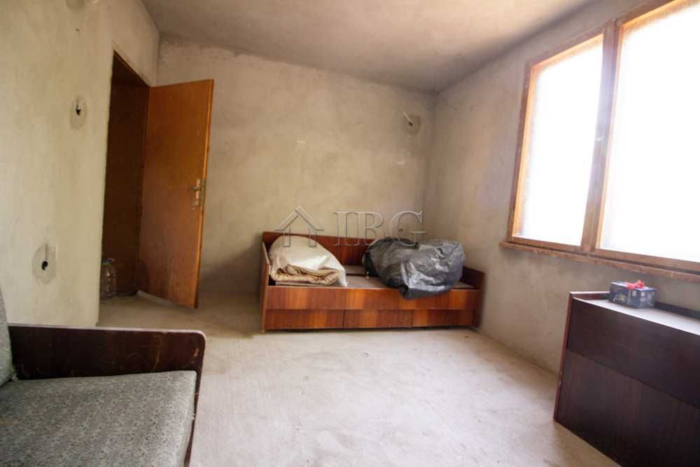 Новопостроена къща с 4 спални с гараж на 10 мин. с кола от Бяла