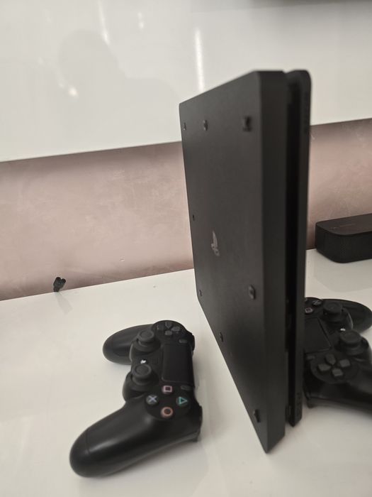PS4 Slim Playstation 4 конзола Плейстейшън 4 + 2 джойстика почти нов