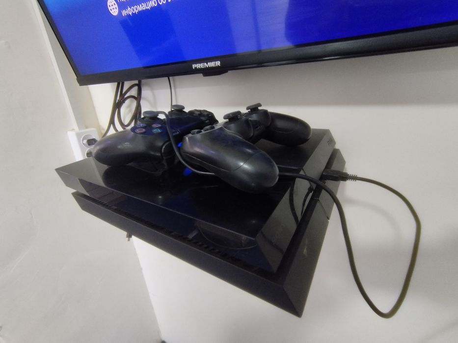 PS4 sotiladi. 2 ta joystik bilan