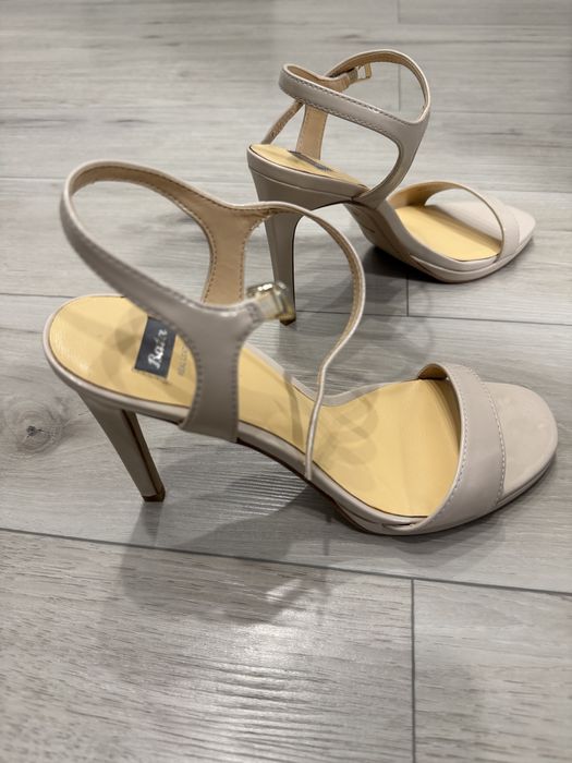 Босоножки лаковая кожа
