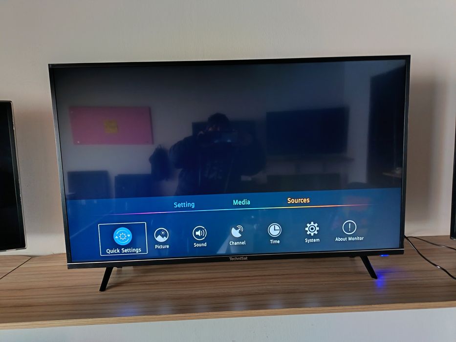 Monitor TV 2 bucăți , 125 Cm, 49 INCHI. Profesional Technisat 4K UHD