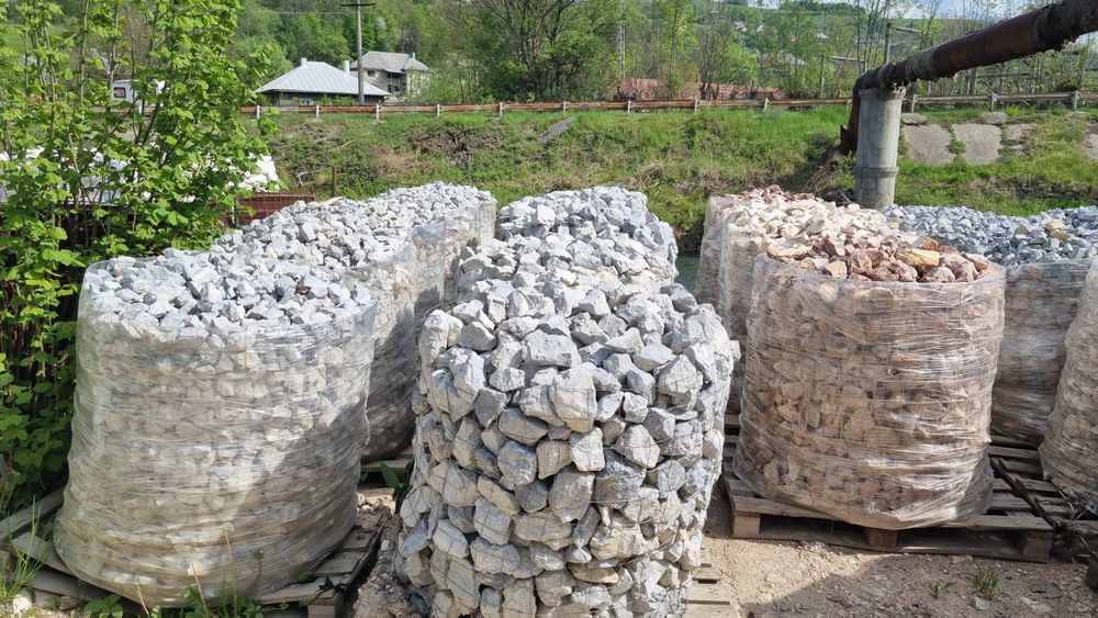 Piatra rotunjita decorativa  colturoasa alba gri neagra rotunjita