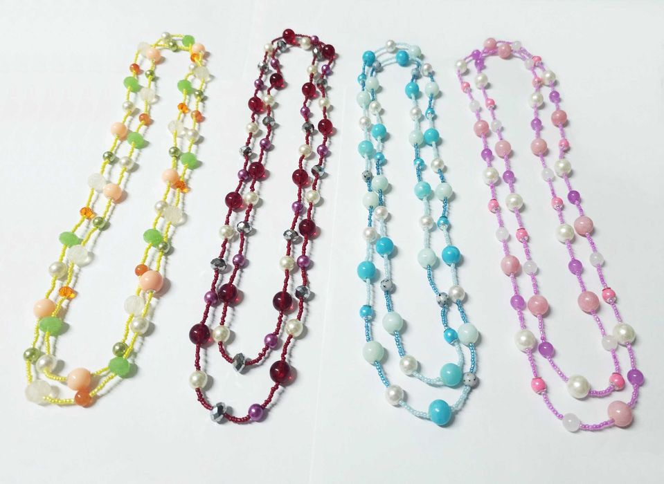 Coliere lungi frumoase, lucrate din margele, unicate , se pun dublu