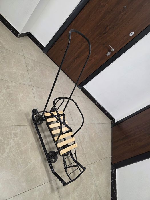 Санки новый месяц назад купила