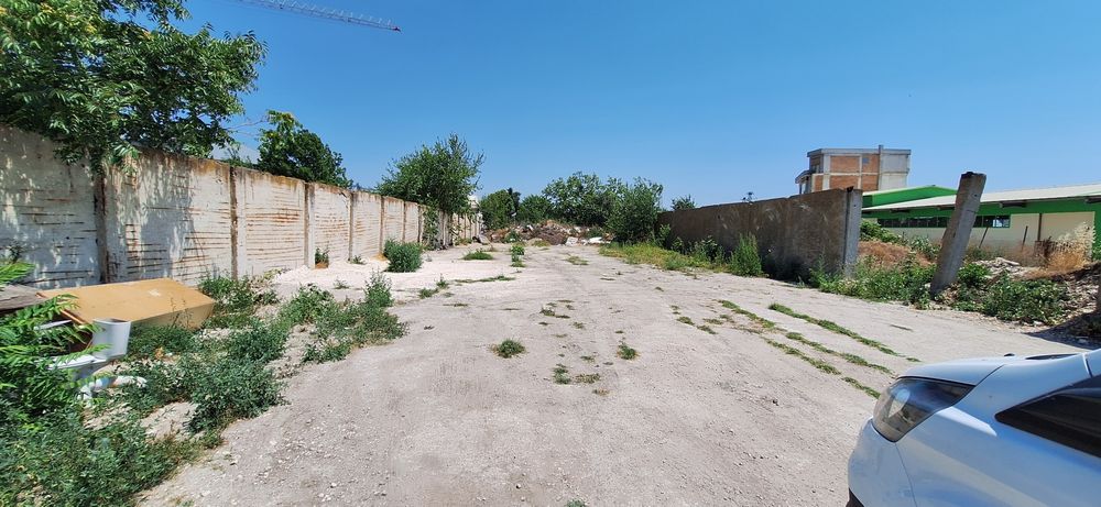 Бетонни площадки 2бр по 800кв и склад 200кв