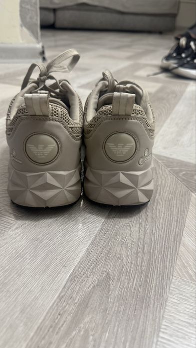 Продам кроссовки EA7