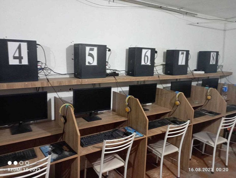 Настольный компьютеры с монитором, клавиатурой, мышкой, наущниками.