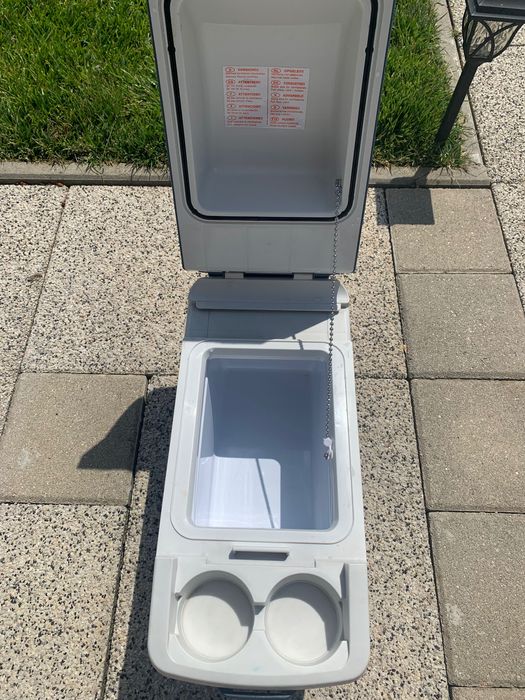 Продавам авто хладилник!