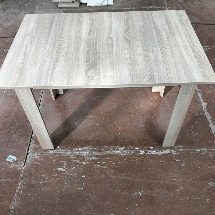 Стол обеденный .