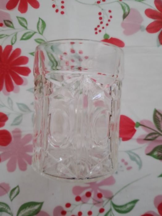 Стъклени чаши за вода и безалкохолно