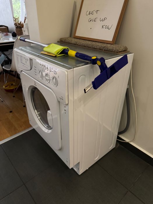 Счупена пералня със сушилня Indesit