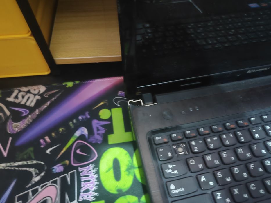 Lenovo G570,Дизайн: Глянцевая черная