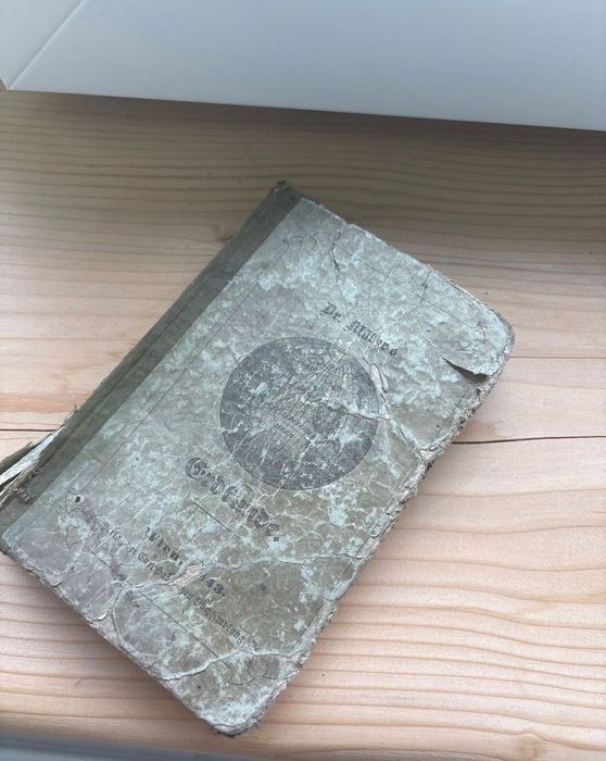 Lot cărți vechi, tablouri, mașină de scris funcțională