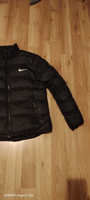 Vând geaca Nike originală.
