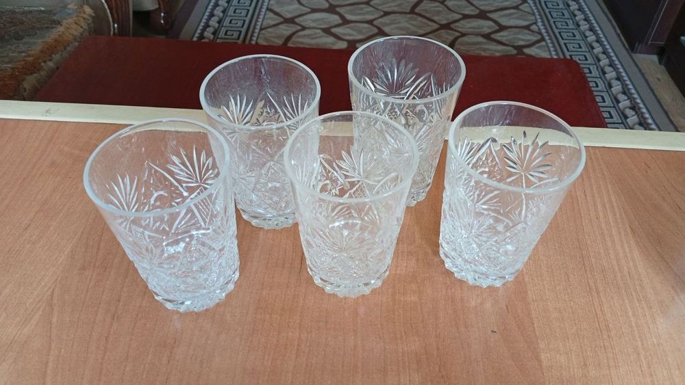 Посуда, в разнобой. Стаканы тарелки.