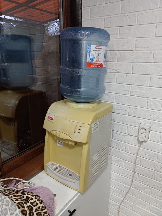 Продам диспенсер для воды с компрессором