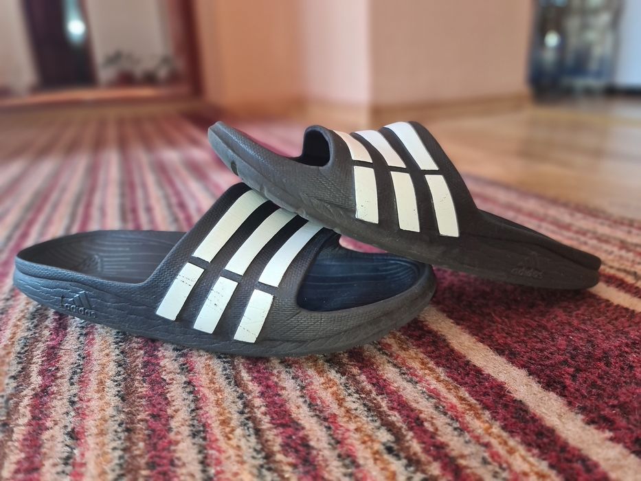 Vând papuci adidas