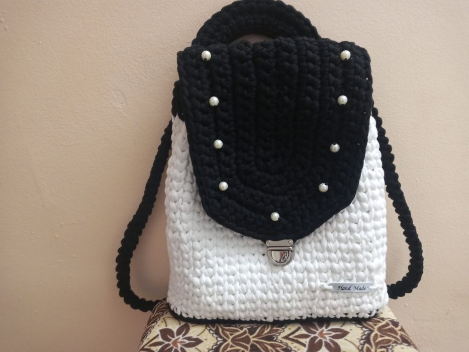 Accesorii handmade : posete , papuci etc