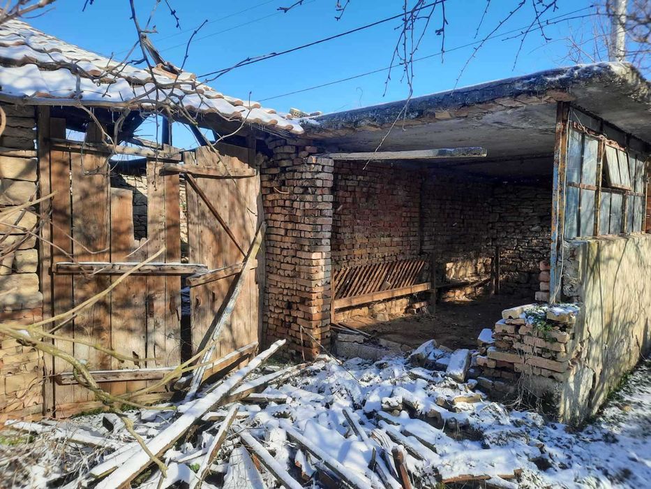 Продава се дворно място със стара къща  с. Неофит Рилски