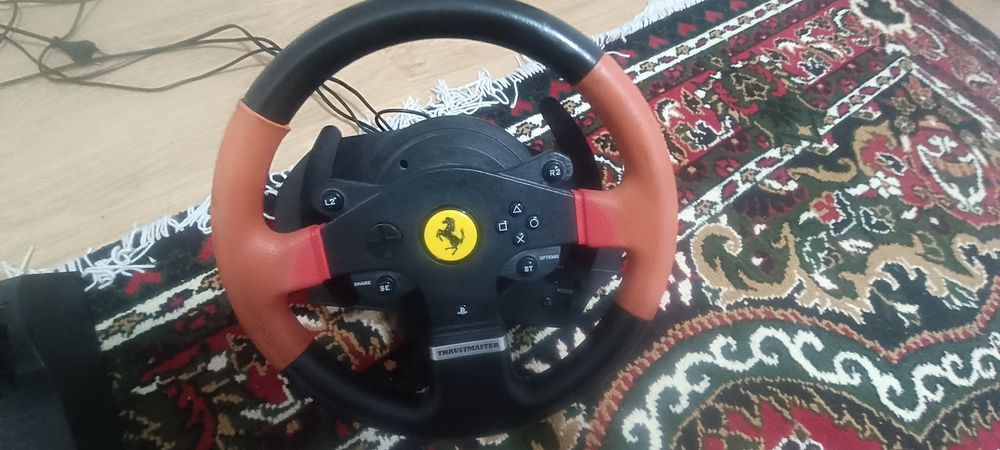 Se dă ps4 slim cu două manete + 9 jocuri+volan gaming