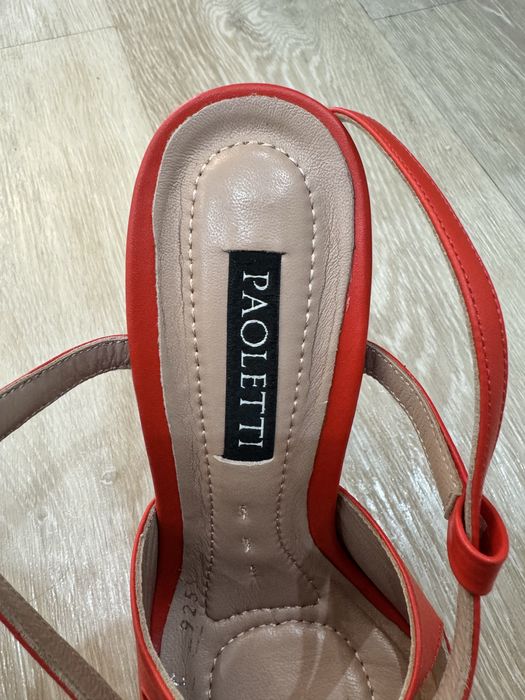 Продам новые красные туфли PAOLETTI