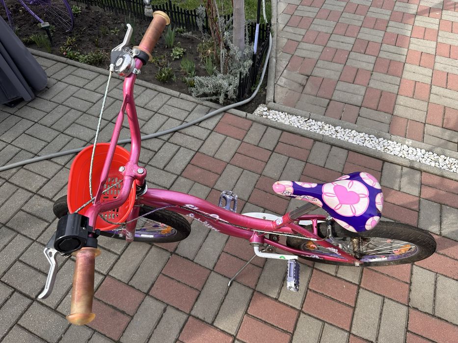 Bicicleta fete stare buna, saua are o crapatura mica