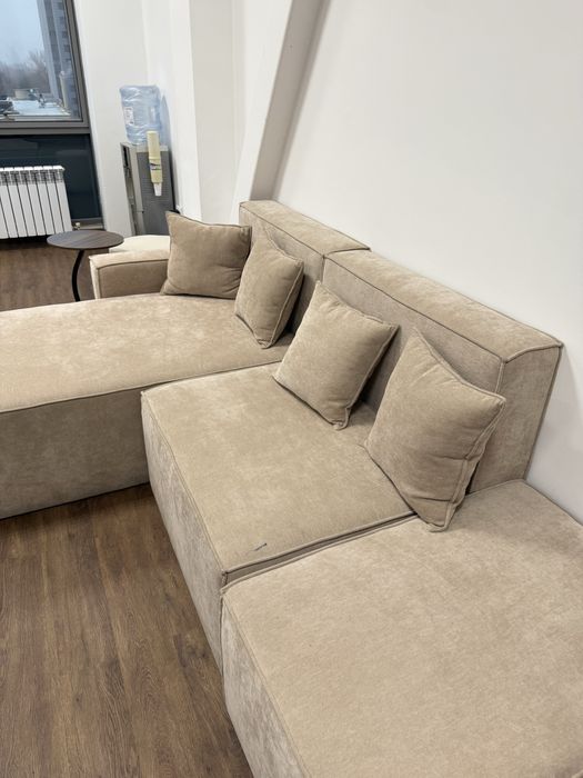 Диван бежевый угловой