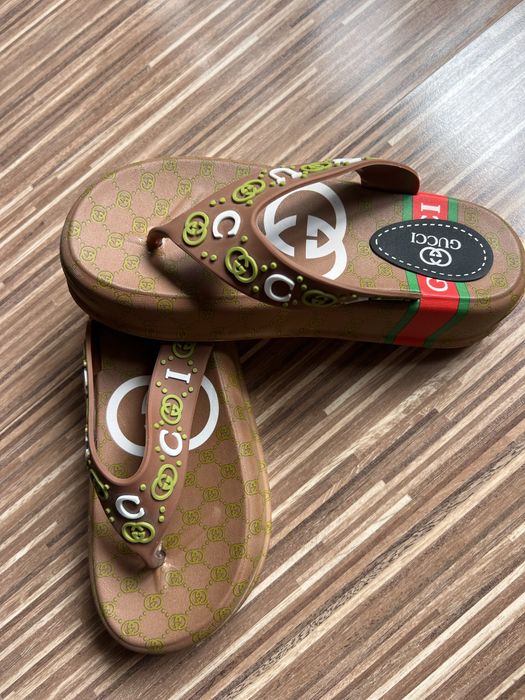 Papuci plaja noi nouti