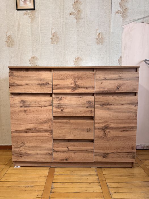 Комод в гостинную ,цвет дуб в идеальном состоянии