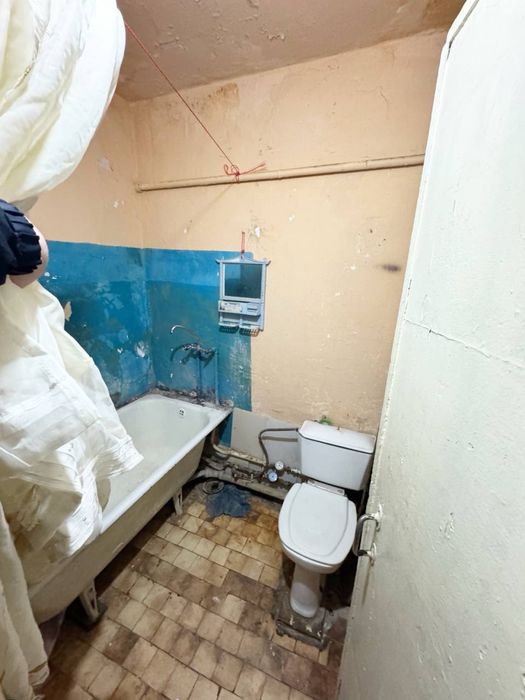 Октяабирь 1х Прадаётся 1этаж вдоль дороги