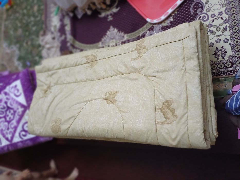 Түйе жүн көрпе сатылады.