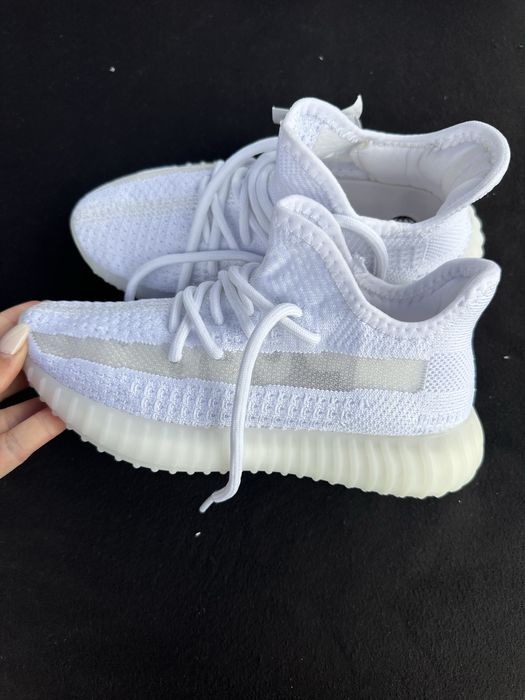 Adidasi yeezi noi alb