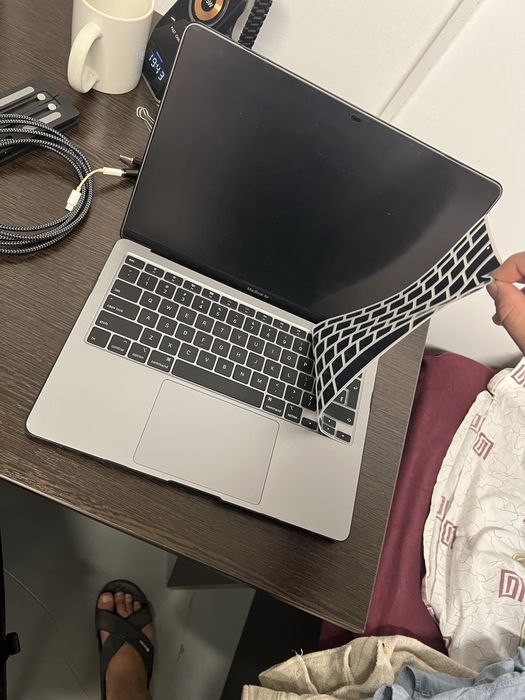 Продам Macbook air 13 2020