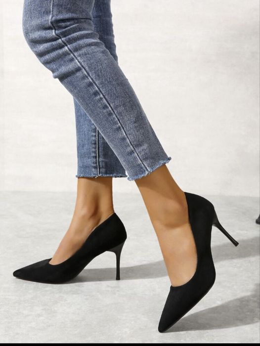 Чисто нови дамски велурени обувки.Номер 37…