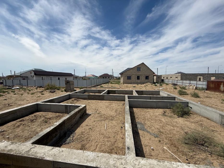 Жер Сатылады, фундаментімен