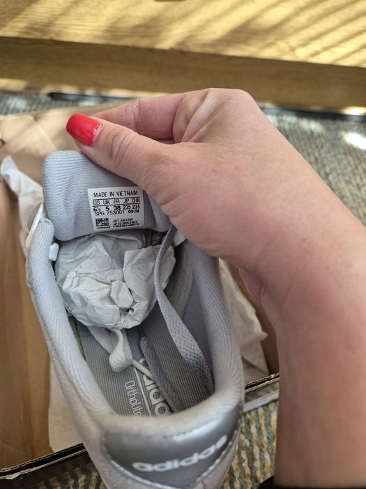 Нови маратонки Adidas
Adidas CourtSetSuede 
38 номер
Цена: 80лв