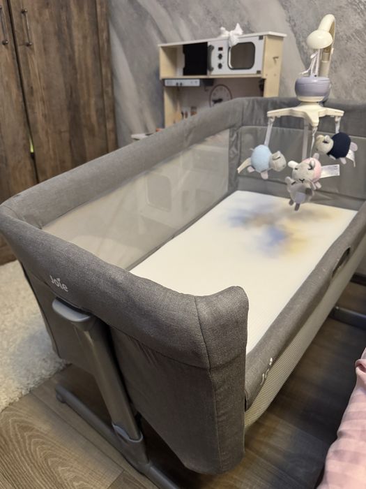 Vand patut joie romie bedside cribe + accesorii cadou