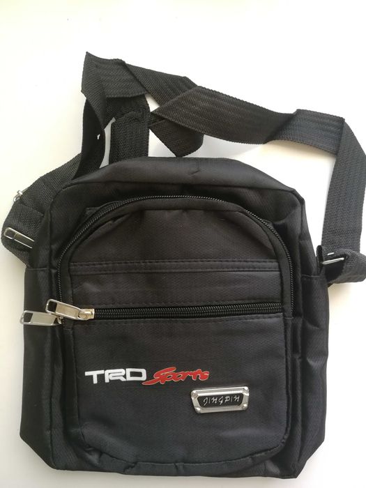 Продавам нова мъжка малка чантичка за рамо.