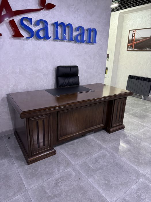 Direktorskiy stol va stullar sotiladi.  Продаётся директорский стол