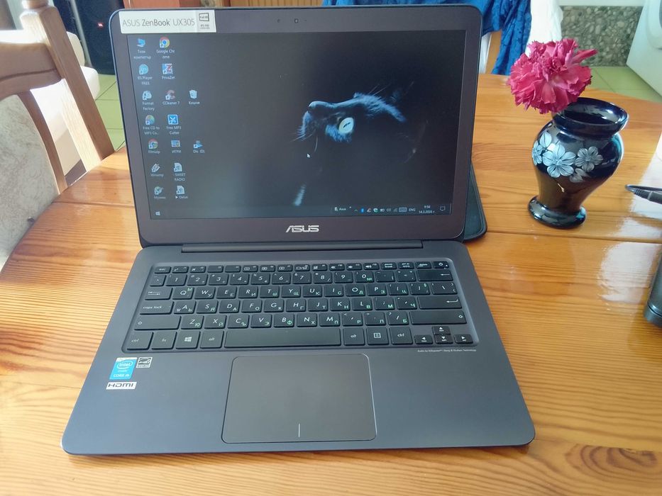 Asus Zen Book UX305 , 13 inch. Windows 10. Като нов. Ултра тънък.