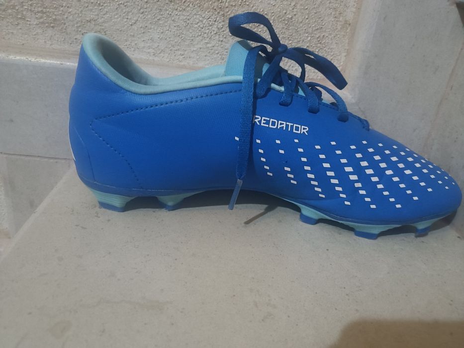 Pereche de ghete de fotbal Adidas Predator.