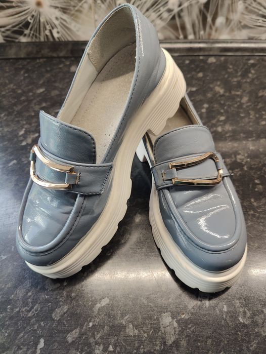 Продам туфли на девочку 33 размер.