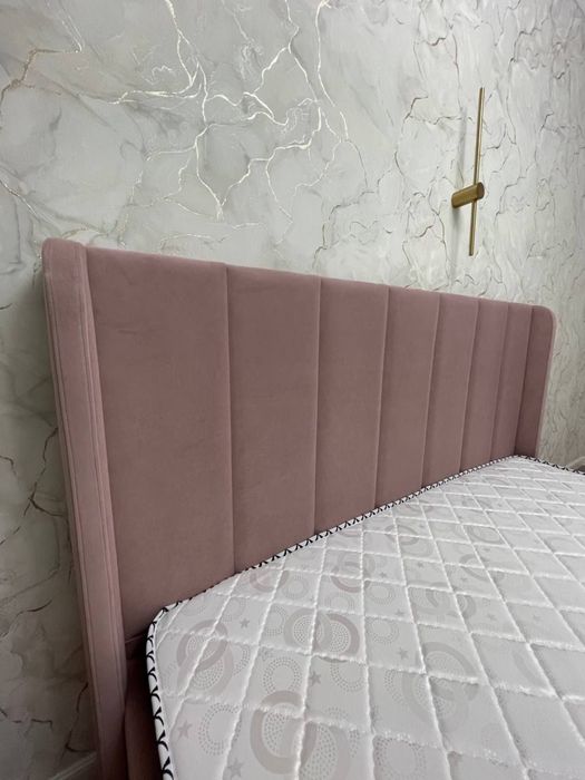 Современная мягкая двухспальная кровать